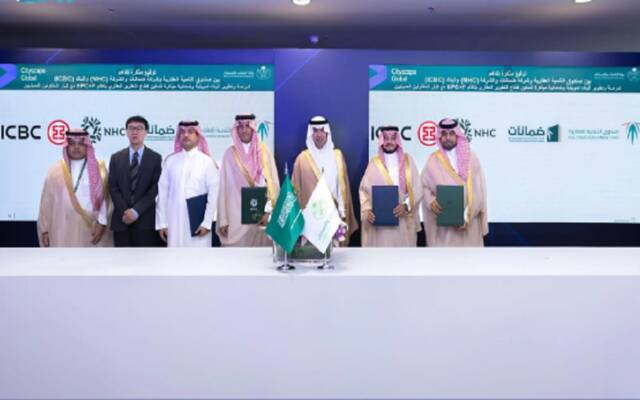 جانب من توقيع الاتفاقيات