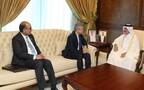 جاسم بن سيف السليطي وزير المواصلات في قطر مع اشويني فايشناو وزير السكك الحديدية بالهند