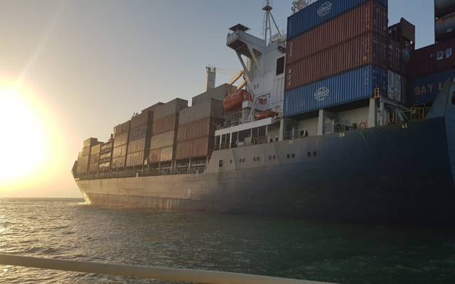 سلطة دبي الملاحية: تعويم سفينة حاويات جنحت بالقرب من نخلة "ديرة"