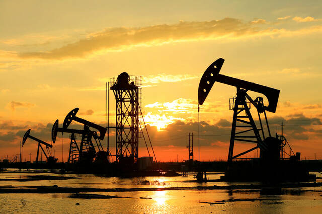 النفط يعوّض بعض خسائره بعد هبوطه الحاد بفعل مخاوف الركود الأمريكي