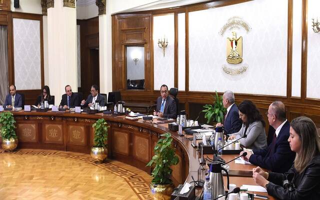 جانب من اجتماع مصطفى مدبولي بحضور جمال نجم نائب محافظ البنك المركزي