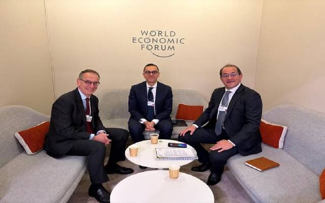 حسن الخطيب وزير الاستثمار وأحمد كجوك وزير المالية ومسؤولي البنك الأوروبي لإعادة الإعمار