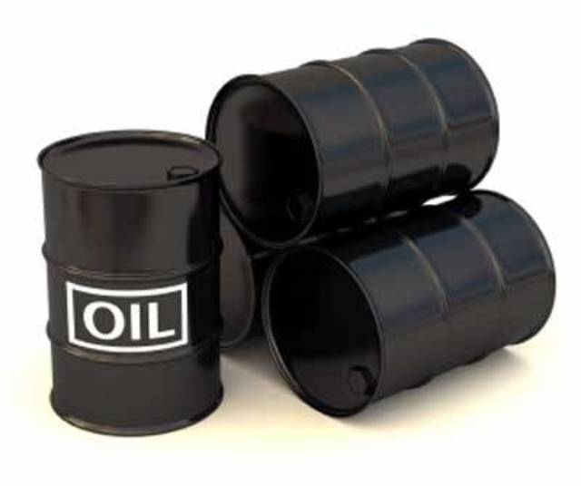 النفط يغلق على انخفاض بفعل زيادة المعروض