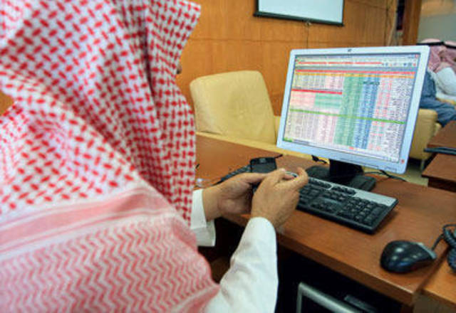 السوق السعودي يعود للمنطقة الحمراء بعد عودة شبح تراجع أسعار النفط