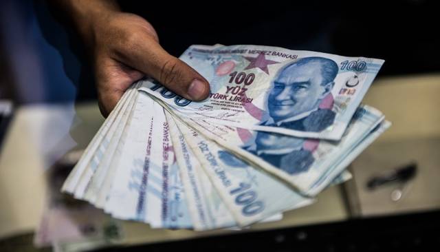 Turkish lira extends fall amid political uncertainty