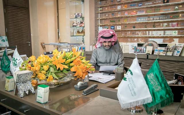 الأمير الوليد بن طلال داخل مكتبة بشركة المملكة القابضة