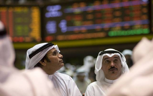 مستثمرون يتابعون جلسة التداول ببورصة الكويت