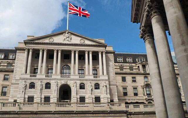 بنك إنجلترا المركزي يرفع سعر الفائدة الرسمي لأعلى مستوى منذ 14 عاماً