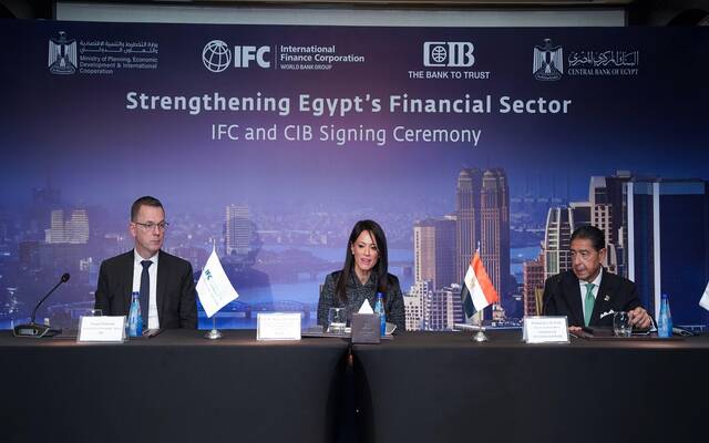 جانب من التوقيع