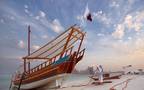 قارب يحمل علم دولة قطر