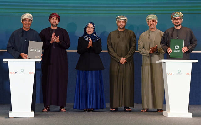 جانب من توقيع الاتفاقية