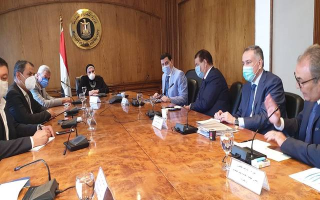 وزيرة الصناعة المصرية تبحث مع مصانع الغزل والنسيج إنتاج الكمامات من الأقمشة