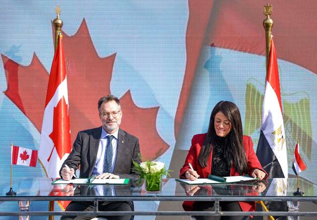 رانيا المشاط وزيرة التخطيط والسفير أولريك شانون سفير كندا لدى مصر