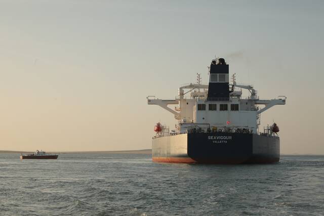 قناة السويس تعلن عبور ناقلة البترول SEAVIGOUR بعد إصلاحها