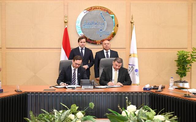 كامل الوزير نائب رئيس مجلس الوزراء للتنمية الصناعية وزير الصناعة والنقل مع امين دوسا وزير التجارة الخارجية والتعاون الإنمائي الدولي السويدي