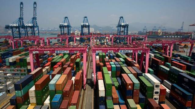 الصادرات تتراجع بفائض تجارة قطر 24.2% لـ5.3 مليار دولار