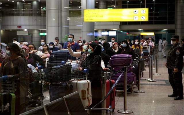 بالصور.. وصول 298 مصرياً من العالقين في الكويت