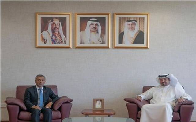 الشيخ أحمد بن حمد آل خليفة رئيس الجمارك البحرينية و ، محمد رئيس حسن سرور سفير جمهورية بنغلاديش الشعبية