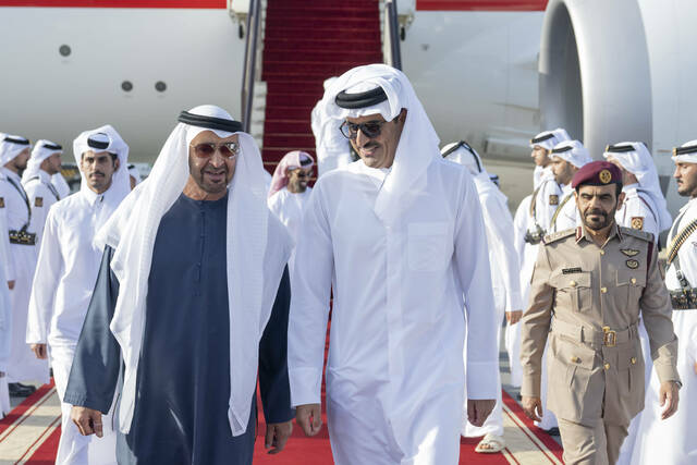 أمير قطر يستقبل الشيخ محمد بن زايد