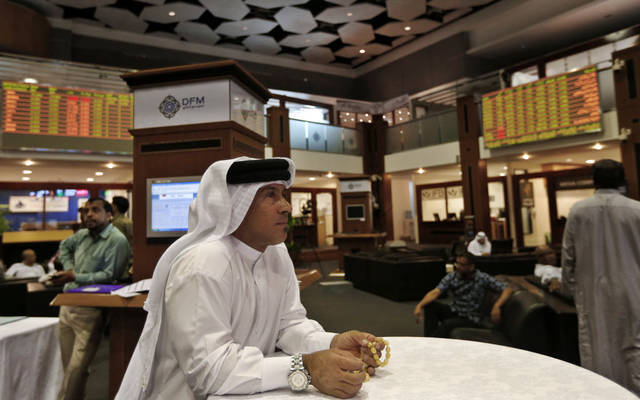 متعاملون يتابعون أسعار الأسهم بسوق دبي المالي - الصورة من رويترز- أريبيان آي