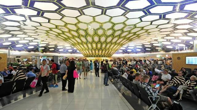 داخل مطار أبو ظبي