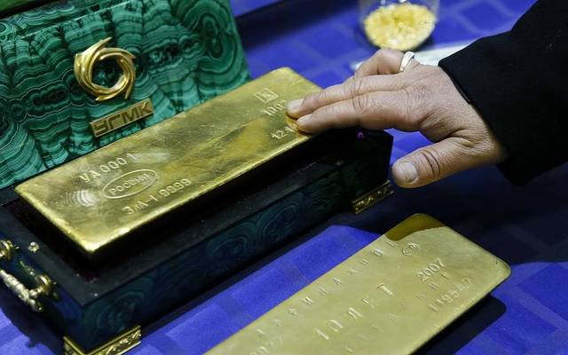 Gold falls, US dollar recovers on economic figures