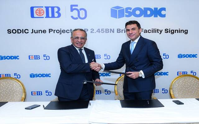 جانب من توقيع التسهيل الائتماني