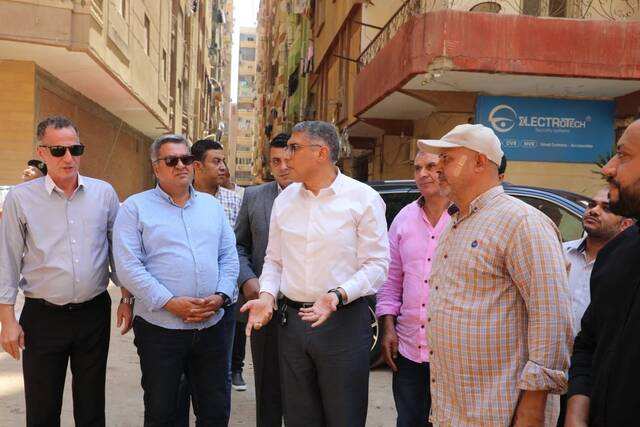محافظ الجيزة يقود حملة لإزالة 6 أبراج مخالفة بالهرم