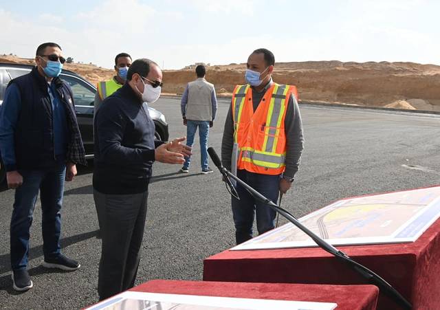 السيسي يوجه بسرعة تنفيذ مشروعات تطوير طرق و محاور شرق القاهرة
