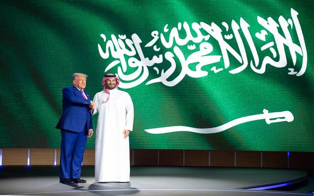 ولي العهد السعودي والرئيس الأمريكي خلال مشاركتهما في أعمال منتدى الاستثمار السعودي الأمريكي بالرياض