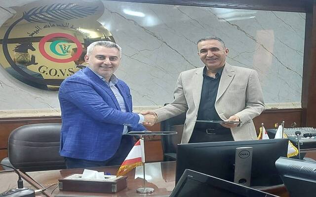 جانب من التوقيع