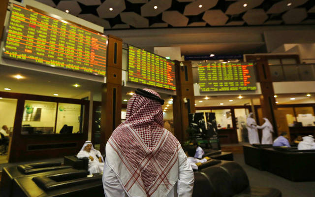 متعامل يتابع الأسعار بسوق دبي - الصورة من رويترز أريبيان آي