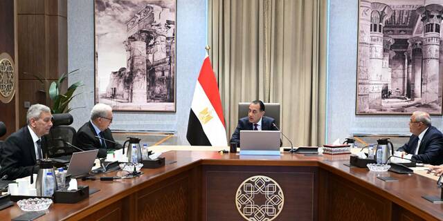 رئيس الوزراء في اجتماع مع هاشم السيد رئيس وحدة شركات الدولة ومساعد رئيس مجلس الوزراء حسين عيسي