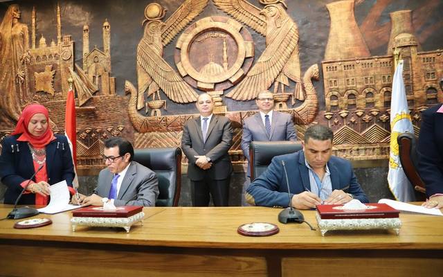 القوى العاملة المصرية توقع اتفاقيات بشأن صرف علاوة خاصة 10%