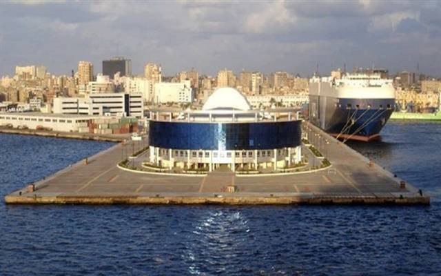رئيس الجمارك يتفقد التشغيل التجريبي لمنظومة النافذة الواحدة بميناء الإسكندرية
