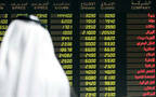 متعامل يتابع الأسعار ببورصة قطر
