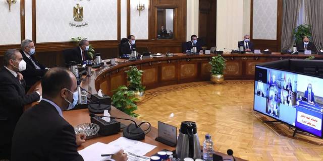 رئيس الوزراء المصري يشدد على ضرورة التوسع في توزيع لقاحات كورونا