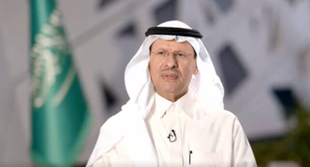 وزير الطاقة الأمير عبدالعزيز بن سلمان أثناء كلمته خلال انطلاق منتدى مبادرة السعودية الخضراء في دبي