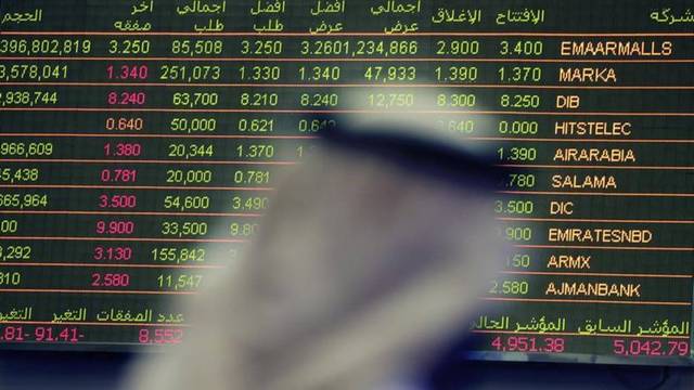 متعامل يتابع الأسعار بقاعة سوق دبي المالي