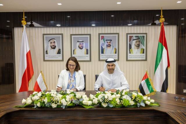 الإمارات وبولندا تبحثان تعزيز التعاون بالمجال المالي والاقتصادي