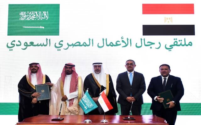 جانب من التوقيع