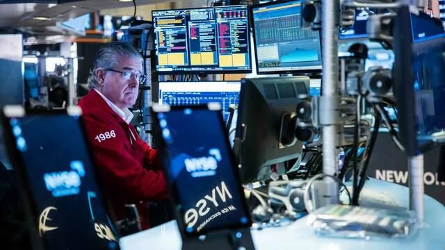 وول ستريت تهبط مع كشف ترامب خطة "القبة الذهبية" ونفي شائعة وفاته