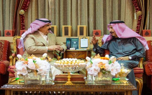 صورة أرشيفية لاستقبال خادم الحرمين الشريفين لملك البحرين في الرياض