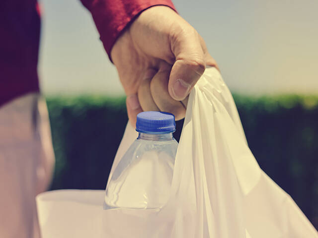 أم القيوين تحظر الأكياس البلاستيكية ذات الاستخدام الواحد يناير 2023