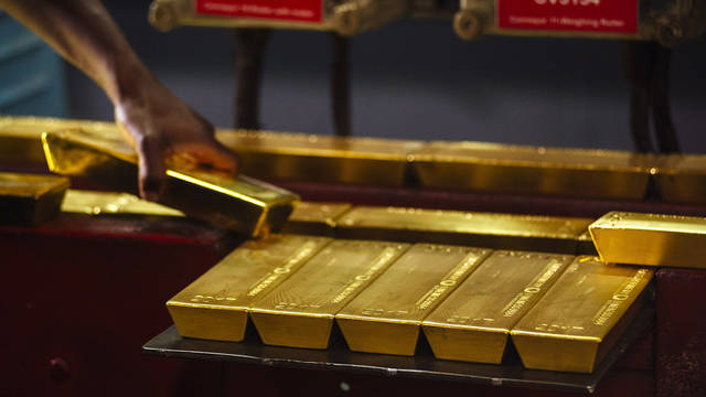 Gold rises as dollar retreats, markets focus on US-Sino talks