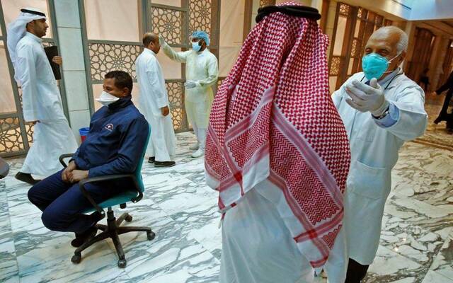 خلال توقيع الكشف الطبي على المواطنين في إحدى دول الخليج