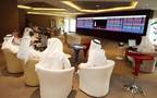 مستثمرون يتابعون التعاملات ببورصة قطر
