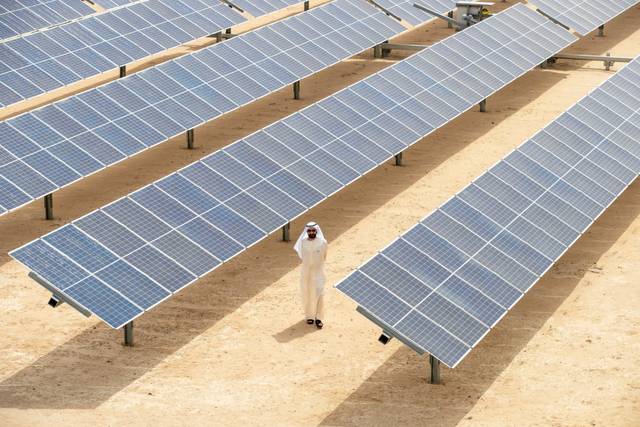 حاكم دبي يتفقد المرحلة الرابعة من "مجمع محمد بن راشد للطاقة الشمسية"