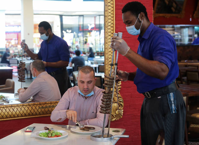 أبوظبي ترفع الطاقة الاستيعابية للمطاعم والمقاهي إلى 80%