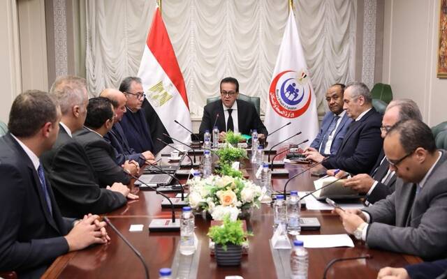 اجتماع خالد عبدالغفار نائب رئيس مجلس الوزراء وزير الصحة والسكان المصري مع ممثلي شركة (MEDBOT) الصينية الرائدة في مجال الروبوتات الجراحية